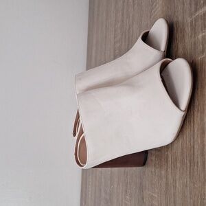 Urban Outfitters White Heels Size: 8